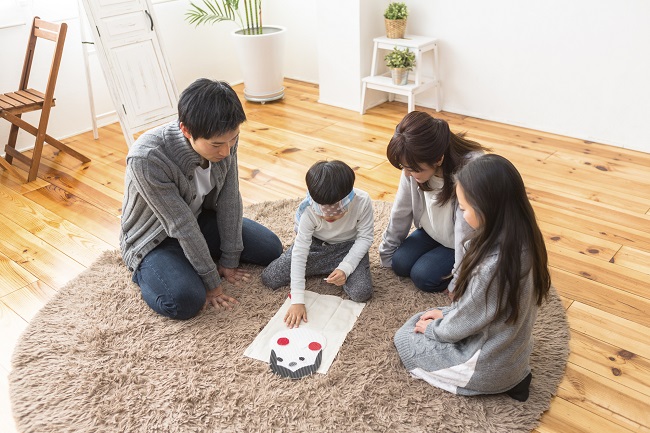 年の始めは家族みんなで福笑い