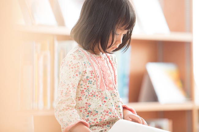 仙台近郊の木造図書館で癒しのひとときを